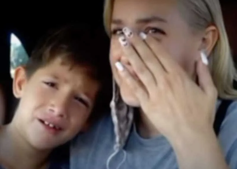 Youtuber obriga filho a chorar em vídeo e é cancelada na web