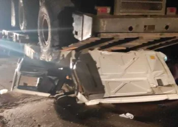 Trator esmaga cabine de caminhão e deixa dois feridos na BR 317