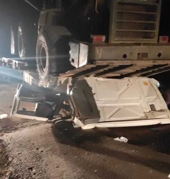 Trator esmaga cabine de caminhão e deixa dois feridos na BR 317