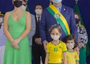 Ao lado da primeira dama o governador Gladson Cameli participou da solenidade de hasteamento do pavilhão Nacional pelo Dia da Independência do Brasil
