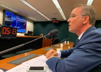 "Tira o sonho de milhares de jovens", diz Leo de Brito sobre PEC da Reforma Administrativa