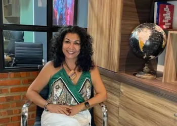 'Eu preciso estar perto de quem faz sentido estar perto', diz Eliane Sinhasique, em despedida do Acre