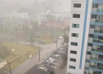 Neste condomínio, as telhas das garagens foram arrancadas.
