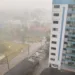 Neste condomínio, as telhas das garagens foram arrancadas.