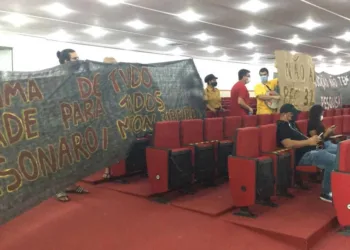 Estudantes protestam e são advertidos durante evento com a presença do ministro da Educação, na Ufac