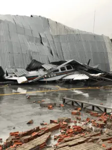 Temporal derruba hangar sobre avião e helicóptero, no aeroporto de Cruzeiro do Sul 2 Temporal derruba hangar sobre avião e helicóptero, no aeroporto de Cruzeiro do Sul