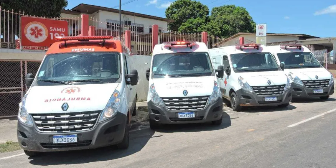 Quatro das oito novas ambulâncias que foram entregues no Juruá (Foto: Diego Silva)