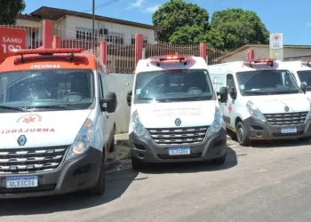 Quatro das oito novas ambulâncias que foram entregues no Juruá (Foto: Diego Silva)