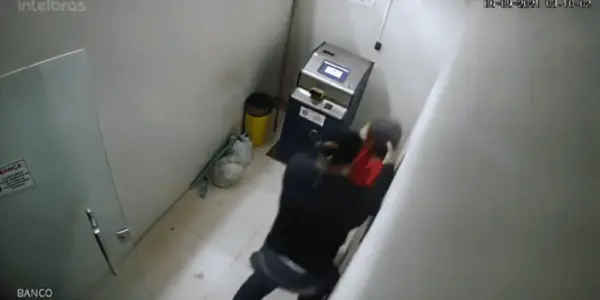 Vídeo mostra roubo de cofre em posto de gasolina no Conjunto Village, em Rio Branco