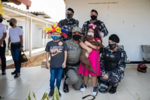 Crianças em tratamento contra o câncer recebem a visita dos cães da PM
