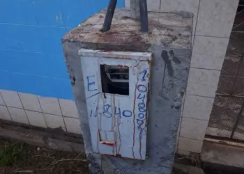 Cabeça da vítima foi deixada em cima do padrão de luz