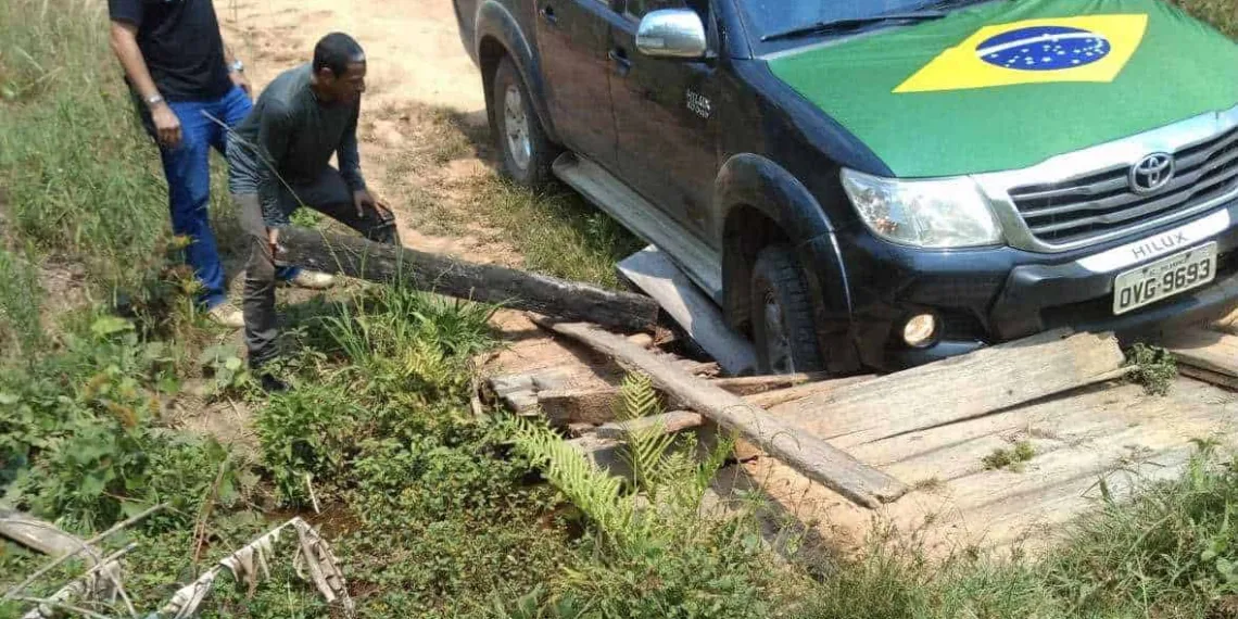 Oficial de Justiça é 'preso' por invasores de terra, em Porto Acre