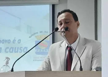 Cassado em primeira instância, Célio Gadelha chora da tribuna e recebe solidariedade de colegas