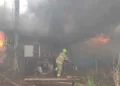 Grave incêndio ao lado de condomínio residencial é controlado pelos bombeiros
