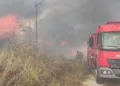 Grave incêndio ao lado de condomínio residencial é controlado pelos bombeiros