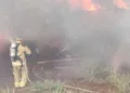 Grave incêndio ao lado de condomínio residencial é controlado pelos bombeiros