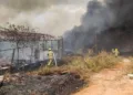 Grave incêndio ao lado de condomínio residencial é controlado pelos bombeiros