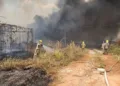 Grave incêndio ao lado de condomínio residencial é controlado pelos bombeiros