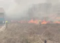 Grave incêndio ao lado de condomínio residencial é controlado pelos bombeiros