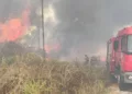 Grave incêndio ao lado de condomínio residencial é controlado pelos bombeiros