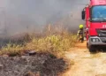 Grave incêndio ao lado de condomínio residencial é controlado pelos bombeiros