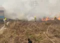 Grave incêndio ao lado de condomínio residencial é controlado pelos bombeiros