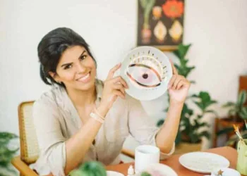 Artista acreana imprime força das palavras e sensibilidade em trabalho exclusivo com louças de porcelana
