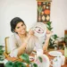 Artista acreana imprime força das palavras e sensibilidade em trabalho exclusivo com louças de porcelana
