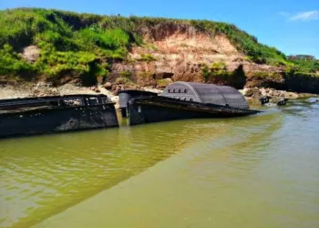 Carcaças de navios naufragados nos rios do Acre aparecem com a seca, revelando parte da história