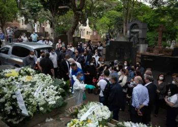 Familiares e amigos se despedem de Dudu Braga, filho de Roberto Carlos