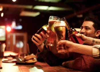 Consumo de álcool por homens que querem ser pais pode prejudicar bebê