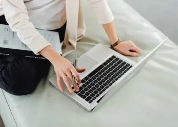 Professores receberão auxílio de R$ 6,3 mil para adquirirem notebook e internet