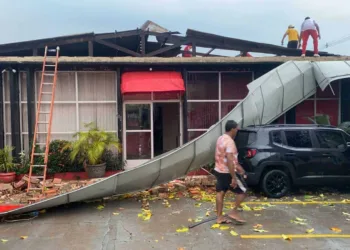 Temporal destrói fachada da Miragina e destelha casas e comércios em Rio Branco