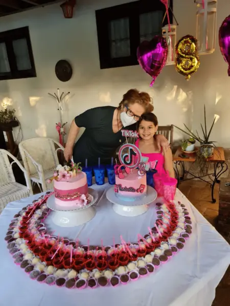 A psicóloga Isabelle Lavocat, mega querida por sua legião de amigos, foi paparicada no último dia 08 por seus pais e irmãs em Brasília 2 A psicóloga Isabelle Lavocat, mega querida por sua legião de amigos, foi paparicada no último dia 08 por seus pais e irmãs em Brasília