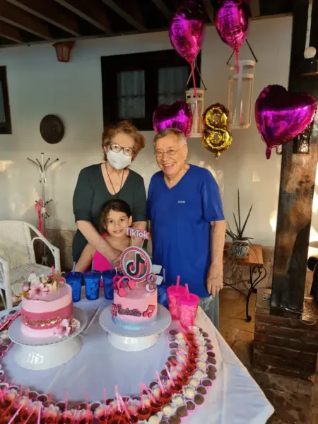 A psicóloga Isabelle Lavocat, mega querida por sua legião de amigos, foi paparicada no último dia 08 por seus pais e irmãs em Brasília 3 A psicóloga Isabelle Lavocat, mega querida por sua legião de amigos, foi paparicada no último dia 08 por seus pais e irmãs em Brasília