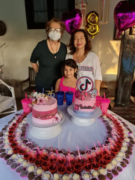 A psicóloga Isabelle Lavocat, mega querida por sua legião de amigos, foi paparicada no último dia 08 por seus pais e irmãs em Brasília 4 A psicóloga Isabelle Lavocat, mega querida por sua legião de amigos, foi paparicada no último dia 08 por seus pais e irmãs em Brasília