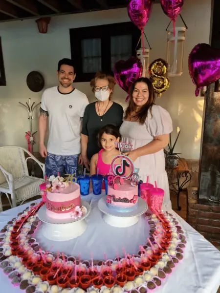 A psicóloga Isabelle Lavocat, mega querida por sua legião de amigos, foi paparicada no último dia 08 por seus pais e irmãs em Brasília 5 A psicóloga Isabelle Lavocat, mega querida por sua legião de amigos, foi paparicada no último dia 08 por seus pais e irmãs em Brasília