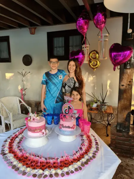 A psicóloga Isabelle Lavocat, mega querida por sua legião de amigos, foi paparicada no último dia 08 por seus pais e irmãs em Brasília 6 A psicóloga Isabelle Lavocat, mega querida por sua legião de amigos, foi paparicada no último dia 08 por seus pais e irmãs em Brasília