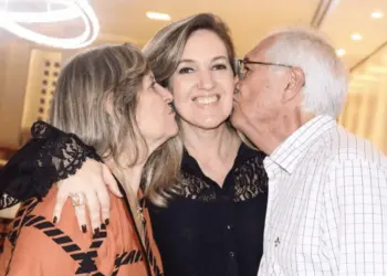 A psicóloga Isabelle  Lavocat, mega querida por sua legião de amigos, foi paparicada no último dia 08 por seus pais e irmãs em Brasília