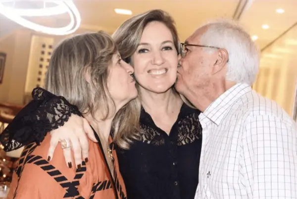 A psicóloga Isabelle Lavocat, mega querida por sua legião de amigos, foi paparicada no último dia 08 por seus pais e irmãs em Brasília 7 A psicóloga Isabelle Lavocat, mega querida por sua legião de amigos, foi paparicada no último dia 08 por seus pais e irmãs em Brasília