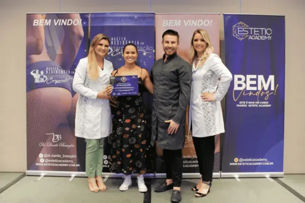 A psicóloga Isabelle Lavocat, mega querida por sua legião de amigos, foi paparicada no último dia 08 por seus pais e irmãs em Brasília 15 A psicóloga Isabelle Lavocat, mega querida por sua legião de amigos, foi paparicada no último dia 08 por seus pais e irmãs em Brasília