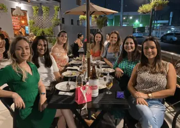 Mesa animada da reunião surpresa para Carol Carvalho que ganhou uma festinha das amigas na última sexta-feira