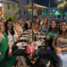 Mesa animada da reunião surpresa para Carol Carvalho que ganhou uma festinha das amigas na última sexta-feira