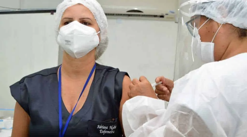 Rio Branco inicia dose de reforço para profissionais da Saúde, nesta quinta