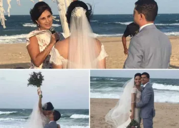Com os pés na areia e a brisa do mar, assim foi o momento do ‘sim eu aceito’ dos noivos Débora Giffoni  e Renan Montefusco