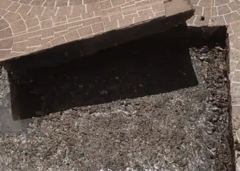 Moradores do Bairro da Paz reclamam de bueiros entupidos e transbordamento para a rua