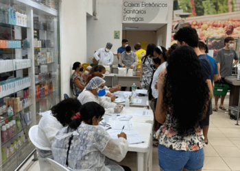 No dia 2 de outubro, a vacinação foi ofertada em nove supermercados de Rio Branco (Foto: A Gazeta do Acre)