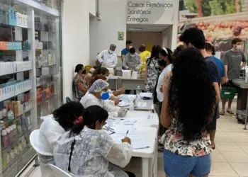 No dia 2 de outubro, a vacinação foi ofertada em nove supermercados de Rio Branco (Foto: A Gazeta do Acre)