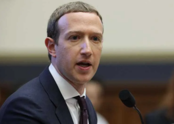 Mark Zuckerberg perde US$ 6 bilhões após falhas no WhatsApp e denúncias de ex-funcionária