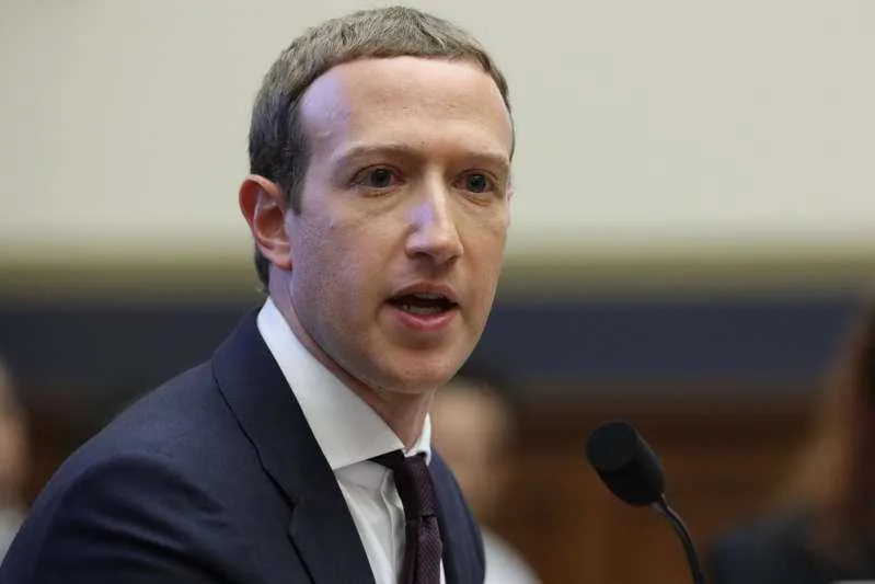 Mark Zuckerberg perde US$ 6 bilhões após falhas no WhatsApp e denúncias de ex-funcionária